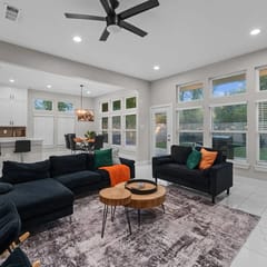Lux, Backyard Fenced 4 Pets, Firepit, Exec Desk
