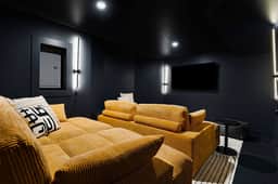 Epic BnB:GolfSim, Theatre, Speakeasy, Sauna+Hottub - Image 5