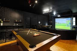 Epic BnB:GolfSim, Theatre, Speakeasy, Sauna+Hottub - Image 3
