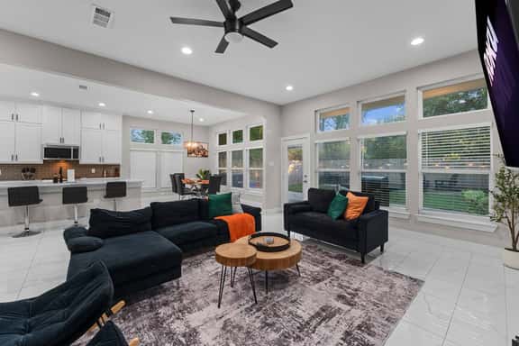 Lux, Backyard Fenced 4 Pets, Firepit, Exec Desk - Image 1