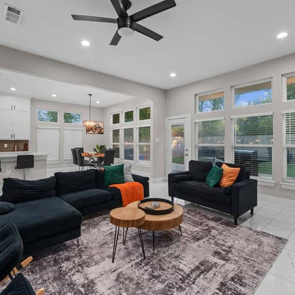 Lux, Backyard Fenced 4 Pets, Firepit, Exec Desk - Image 1