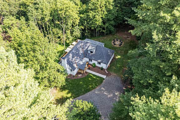 Wooded Oasis, HotTub, Sauna, GameRoom, 15min 2 AVL - Image 4