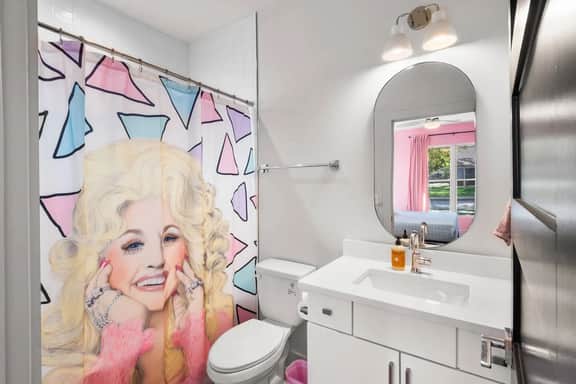 Ultimate Bach 10min to DT IG Walls Every Room - Image 3