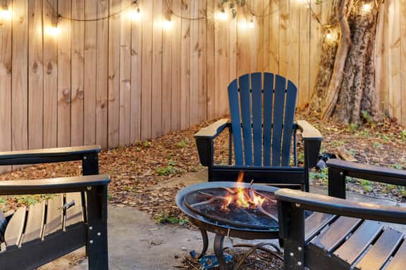 Lux, Backyard Fenced 4 Pets, Firepit, Exec Desk - Image 3