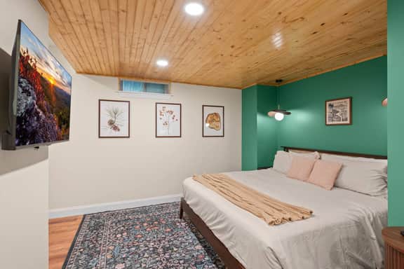 Indoor MiniGolf, GolfSim, Pickle, Theatre, 15mAVL - Image 5